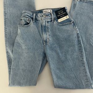 New with tag Abercrombie The 90s Relaxed Jean High Rise Curve Love. Size 23 L.